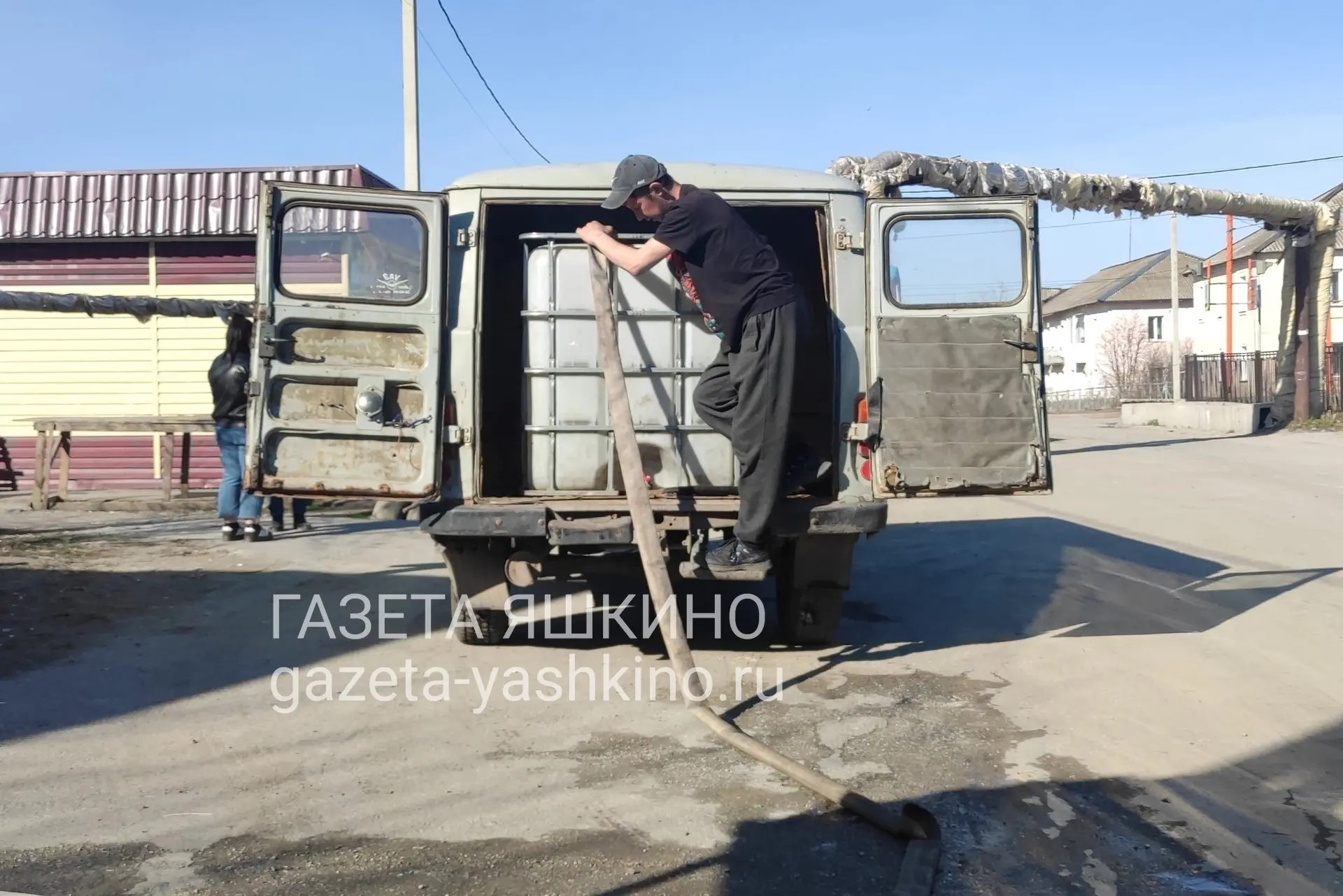 В шесть населённых пунктов Яшкинского округа начали подвозить питьевую воду