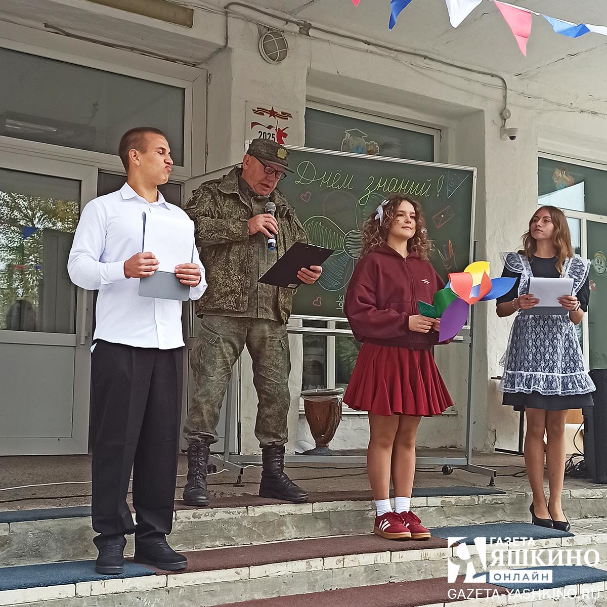 Поздравляет школьников участник СВО Олег Сушитский. | Дарья Рэдван