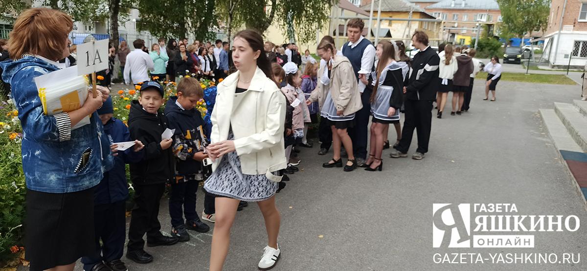Выпускники дарят бумажные самолётики первоклассникам. | Дарья Рэдван