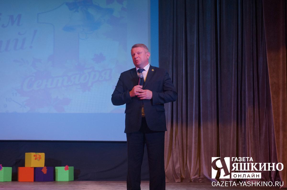 С началом учебного года первоклашек поздравил глава Яшкинского округа Юрий Вульф. | Ольга Гиря
