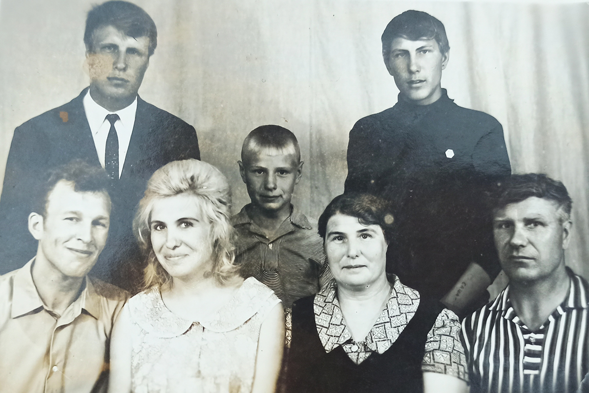Молодые супруги Стрекозовы с родителями и братьями Галины Григорьевны незадолго до рождения дочери Натальи. | из личного архива
