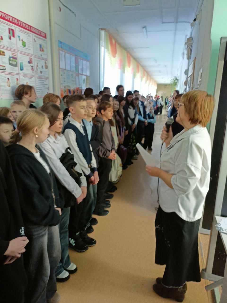 Письма от солдат на торжественной школьной линейке зачитала директор Галина Балтовская.