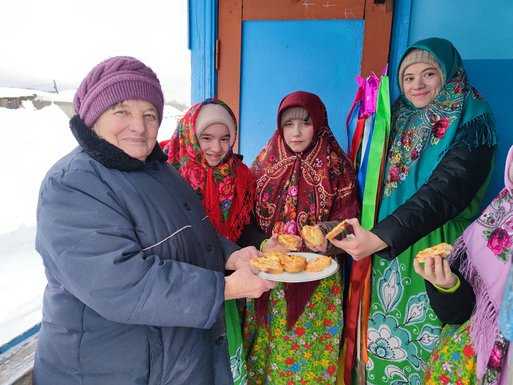 На Святки свои порядки: в Зырянке прошли народные забавы и колядки