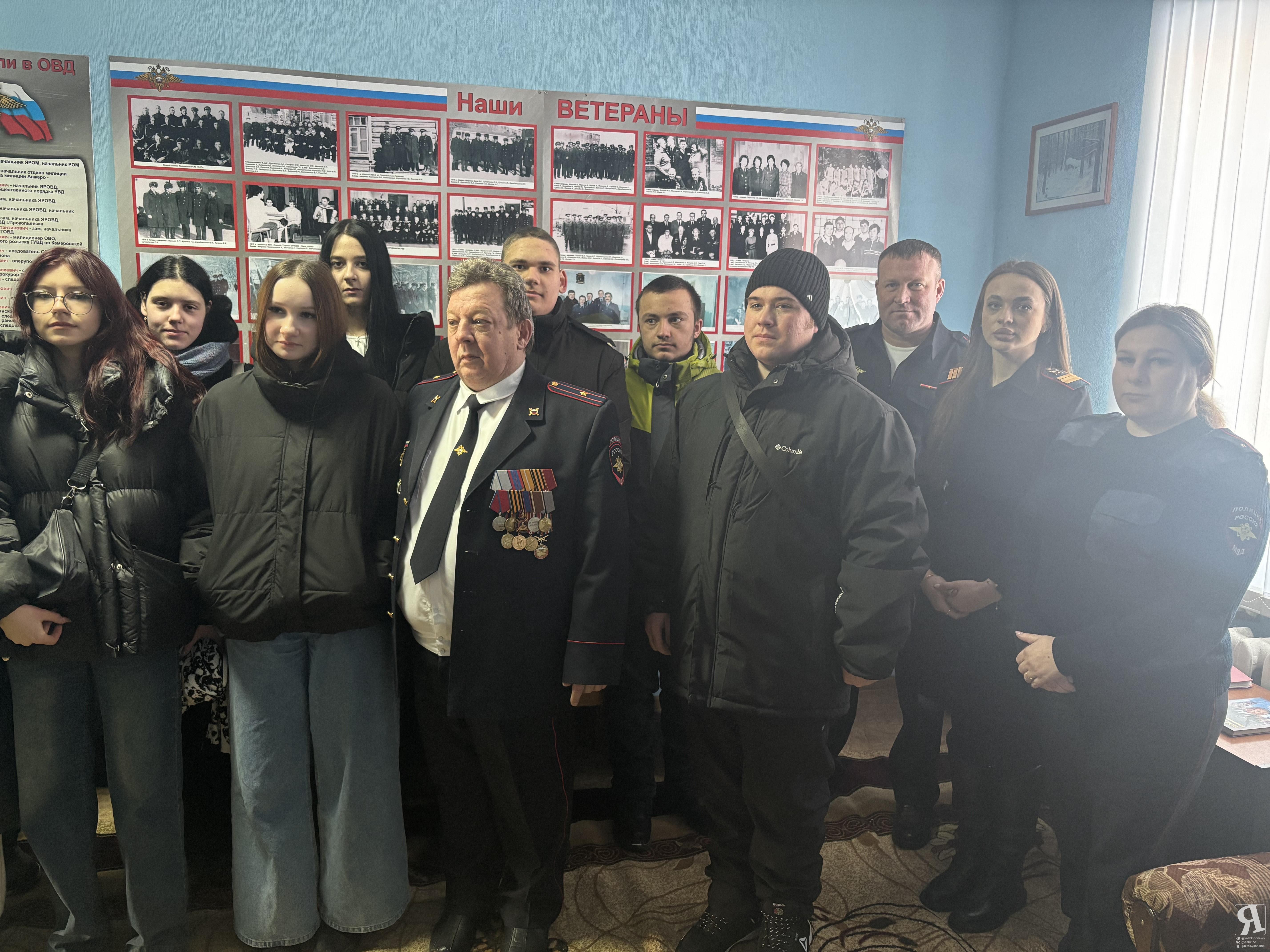 Сотрудники полиции для студентов провели экскурсию в Комнате истории Отдела МВД России по Яшкинскому муниципальному 
